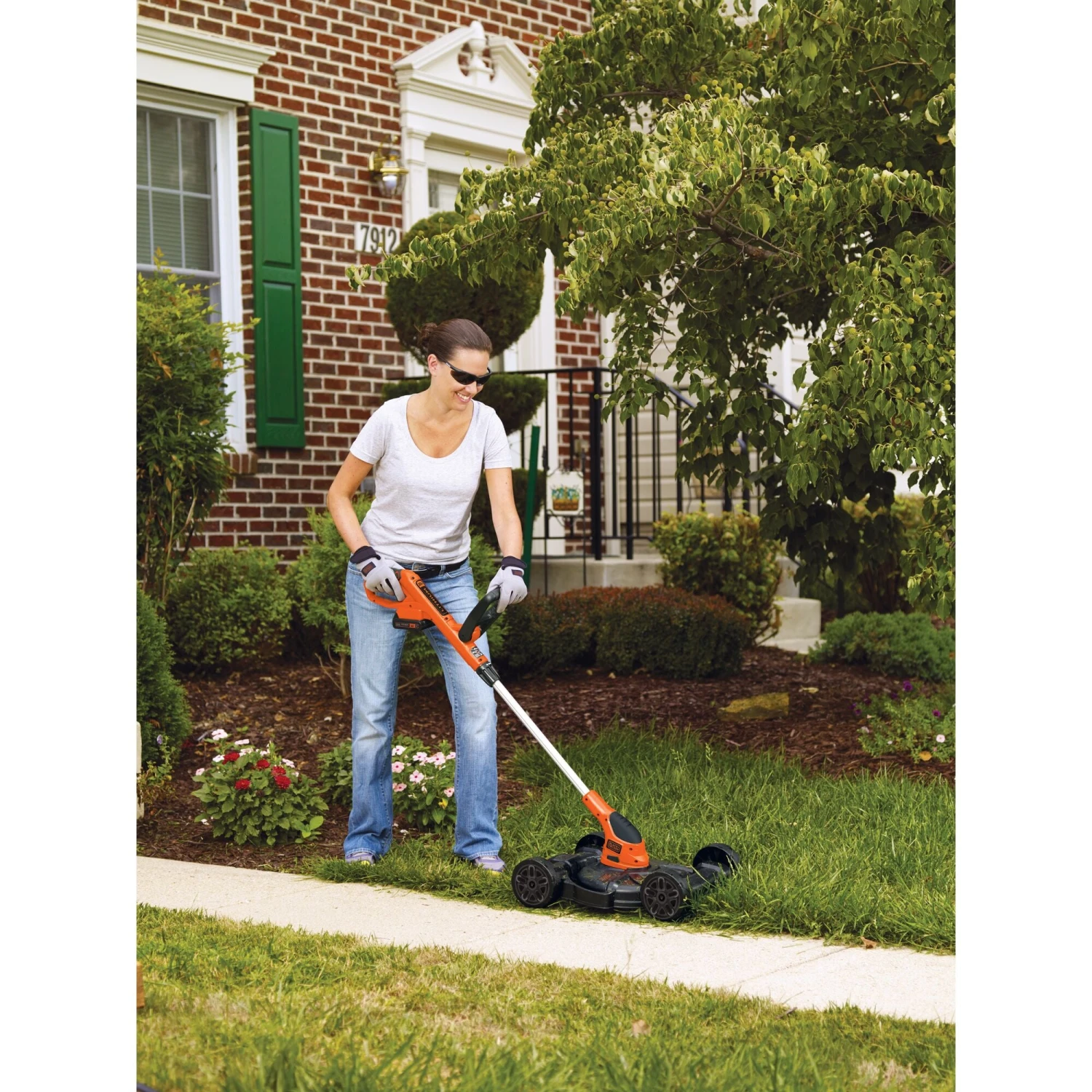 Black & Decker 20V MAX* Lithium 12 Inch 3-In-1 Compact Lawn Mower 2 Black & Decker 20V MAX* Lithium 12 Inch 3-In-1 Compact Lawn Mower - Image 2